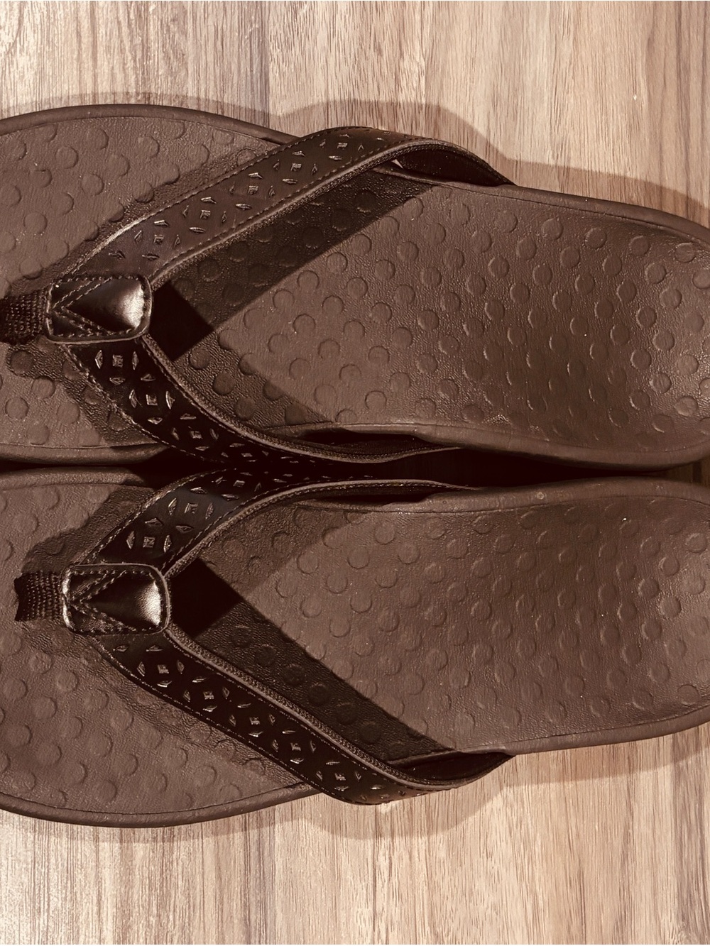 Vionic Black Flip Flop Sandals with Red Logo Summer Casual Outdoor Lightweight